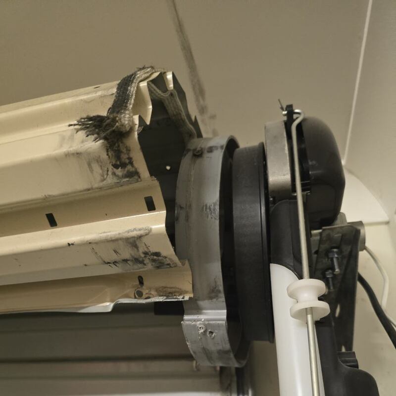 Fixed roller door came apart of spring drum